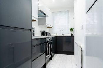 Cheerful 2 Bedroom Homely Apartment, Sleeps 4 Guest Comfy, 1x Double Bed, 2x Single Beds, Free Parking, Free WiFi, Suitable For Business, Leisure Guest, Contractors, QE Hospital, Glasgow, Near Airport & City Centre, Perfect For Common Wealth Games 2026, Glasgow (fotografie 4)
