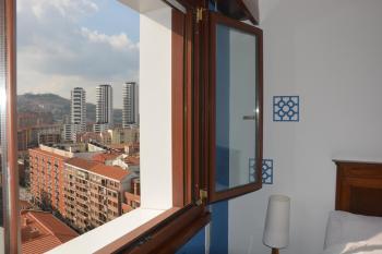 Superviews, parking vigilado en habitación independiente con baño privado en apartamento particular, Français&English, Бильбао (фото 3)