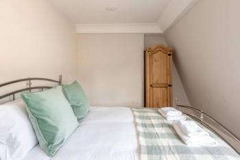 Rooftop Retreat - 2 Double Beds w/ Stunning Views, Bath (photo 2)
