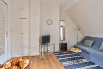 New Parisian Studio with View in the Central 11th, Paris (Foto 4)