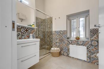 GuestHost - Vucciria Market Apartment with Balconies, Palermo (fotografie 5)