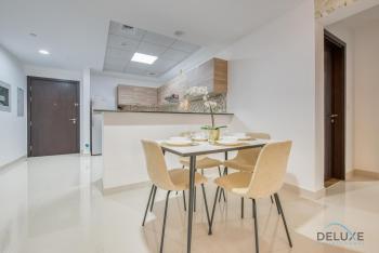 Sunny 1BR at Canal Residences West Dubai Sports City by Deluxe Holiday Homes, Dubaj (fotografie 3)