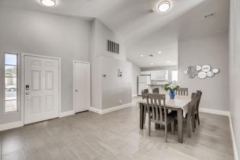 Luxurious House With A Pool, Spa, and Patio, Sleeps 6 Comfortably, Las Vegas (photo 5)