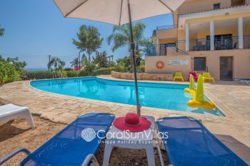 Exceptional Large Villa, FREE HEATED Pool 1 NOV - 15 JAN, Privacy,Prime Location, Peyia (foto 2)