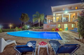 Exceptional Large Villa, FREE HEATED Pool 1 NOV - 15 JAN, Privacy,Prime Location, Peyia (foto 4)