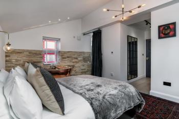Pamper yourself in our DOUBLE SIZED copper tub -2 bedroom villa, Inverness (Foto 4)