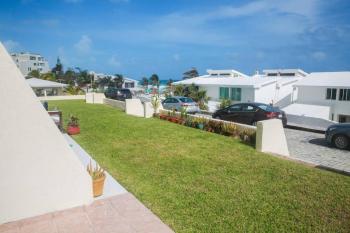 Brisas Shores 07 Beachfront Condo, Ocean view Pool and garden area, Zona Hotelera Cancun, Cancún (photo 4)