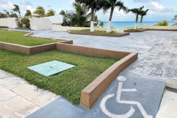 Spacious King size Beach Condo with Pool Brisas Shores 07 ground floor covered terrace with view, Cancún (fotografie 5)