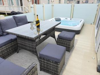 Premium accommodation with luxury HOT-TUB and decking area, near Fantasy Island, Ingoldmells (photo 2)