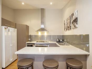 Khione 1 - 3BR Modern Townhouse l Mountain Views l WiFi l BBQ l Smart TV, Jindabyne (foto 4)