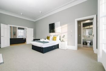 JOIVY Modern 1 bed flat next to Haymarket Station, Edinburgh (Foto 5)