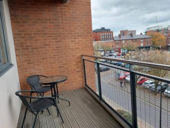 Large 2 Bed, 2 Bath, Free Parking & WiFi, Sheffield (photo 4)