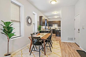 4BR Classy & Radiant Apt in Wicker Park - Blackhawk 3F, Чикаго (фото 2)