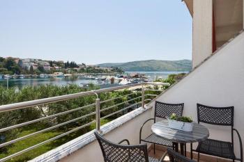 Apartment in Seget Vranjica with sea view, balcony, air conditioning, WiFi 5052-3, Seget Vranjica (Foto 2)
