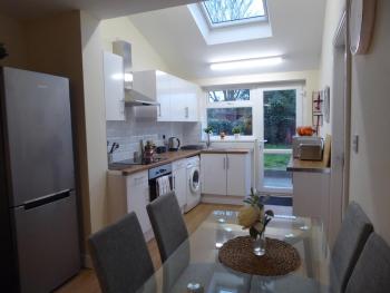Modern 6-Bed-Groups-Contractors onsite Parking Vans-Cars, Birmingham (Foto 3)