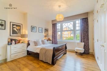 LUXURY HOME - CENTRAL WINDSOR, GATED PARKING - By Tempstay, Windsor (zdjęcie 5)