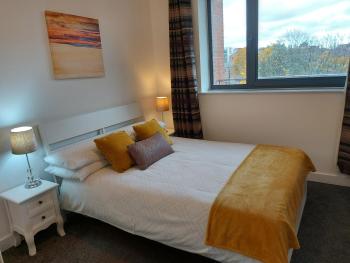 Large 2 Bed, 2 Bath, Free Parking & WiFi, Sheffield (photo 3)