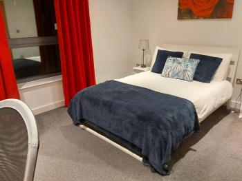 Large 2 Bed, 2 Bath, Free Parking & WiFi, Sheffield (photo 5)