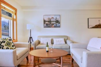 Mtn View Escape with King Size Bed with Outdoor Pool - Banff Pass Included!, Canmore (foto 3)