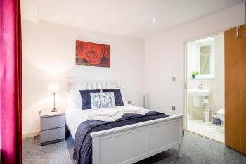 Large 2 Bed, 2 Bath, Free Parking & WiFi, Sheffield (photo 2)