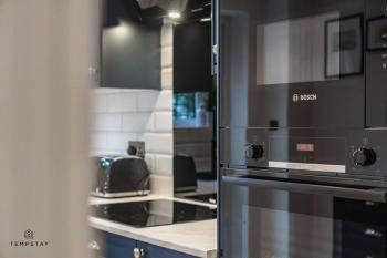 STYLISH HOME WITH FREE PARKING - 10 MINS TO LEGOLAND! - By Tempstay, Windsor (zdjęcie 3)