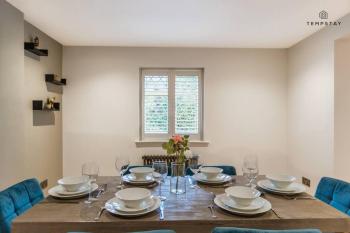 STYLISH HOME WITH FREE PARKING - 10 MINS TO LEGOLAND! - By Tempstay, Windsor (zdjęcie 4)