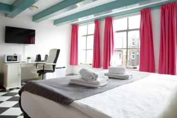 Modern Canal House Loft - City Center, Amsterdam (photo 3)