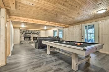 Game Room, Fire Pit and Deck Spacious Poconos Home!, Lake Harmony (fotografie 3)