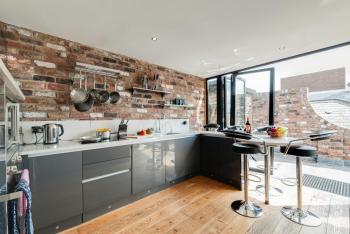 Base Serviced Apartments - Sir Thomas Street, Liverpool (photo 2)