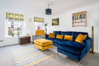 BRAND NEW LSITING!Wonderful One Bedroom Apartment, Bath (photo 2)