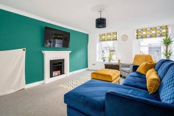 BRAND NEW LSITING!Wonderful One Bedroom Apartment, Bath (photo 3)