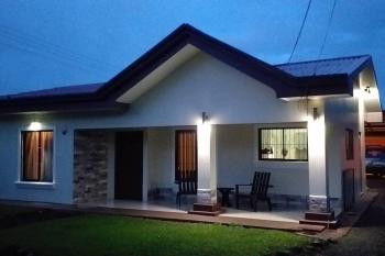 Elegant Villa in La Fortuna with spacious backyard plus very private pool & parking, Fortuna (foto 4)