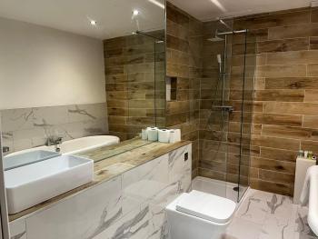 WEST END -Stunning, 2 bedroom, main door flat with private parking, Glasgow (photo 3)