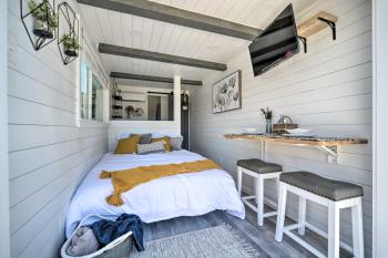 Modern Studio with Mtn Views and Lake On-Site!, Canyon Lake (photo 3)