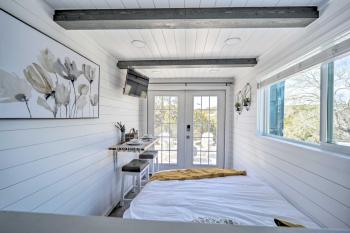 Modern Studio with Mtn Views and Lake On-Site!, Canyon Lake (photo 4)