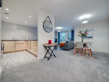 Pass the Keys Spacious Manchester Apartment with Parking, Manchester (photo 2)