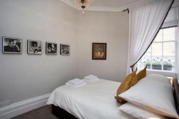 1 Bed Georgian Apartment in Bath City Centre, Bath (photo 4)