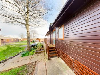 3 Bedroom Lakeview Lodge - Ensuite & Balcony Deck, Carnforth (photo 4)