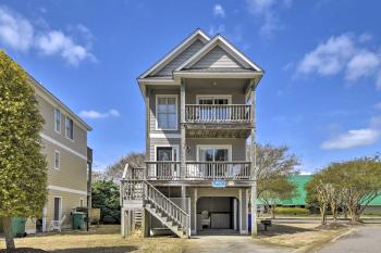 Home with Deck in Corolla Light Walk to Beach!, Corolla (Foto 2)