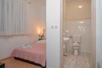 Room in Bol with terrace, air conditioning, WiFi 3758-4, Bol (foto 3)