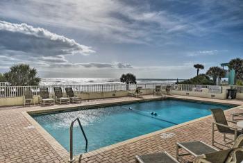Oceanfront Ormond Beach Condo - Steps to Shore!, Ormond Beach (zdjęcie 4)