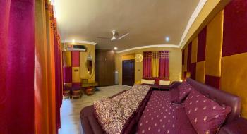 ALI Luxury & Executive Apartments & Cottages Near PC Bhurban - Cooling & Heating Inverter-Gas Blow Heater-Full Kitchen-Mountain View-Lawn-Play Area-55 inches LED-WIFI-Lift- Free Breakfast, Murree (fotografie 4)