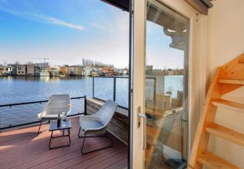 Houseboat studio with canalview and free bikes, Amsterdam (photo 4)