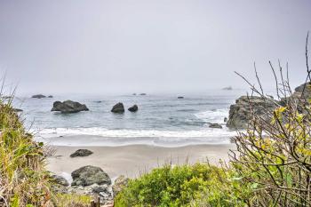 Serenity By The Sea - Chic Oceanfront Home with Deck, Brookings (zdjęcie 2)