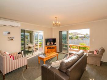 Home Base - Cooks Beach Holiday Home, Cooks Beach (фото 2)