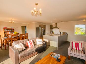 Home Base - Cooks Beach Holiday Home, Cooks Beach (фото 3)