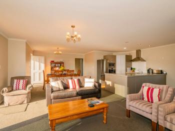 Home Base - Cooks Beach Holiday Home, Cooks Beach (фото 4)