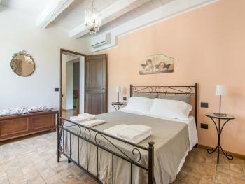 Villa in Ostra Vetere with Pool and Jacuzzis, Ostra Vetere (foto 2)