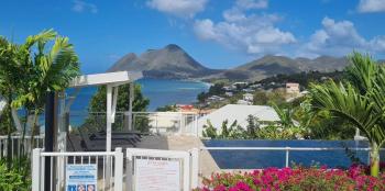 studio cosi, jardin privé, vue magique depuis piscine à débordement de la résidence, Le Diamant (photo 4)
