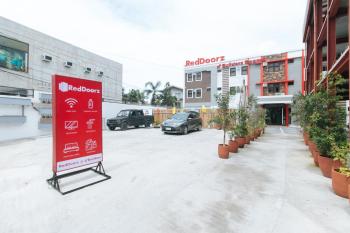 RedDoorz Plus at DBuilders Poblacion BGC, Manila (fotografie 4)